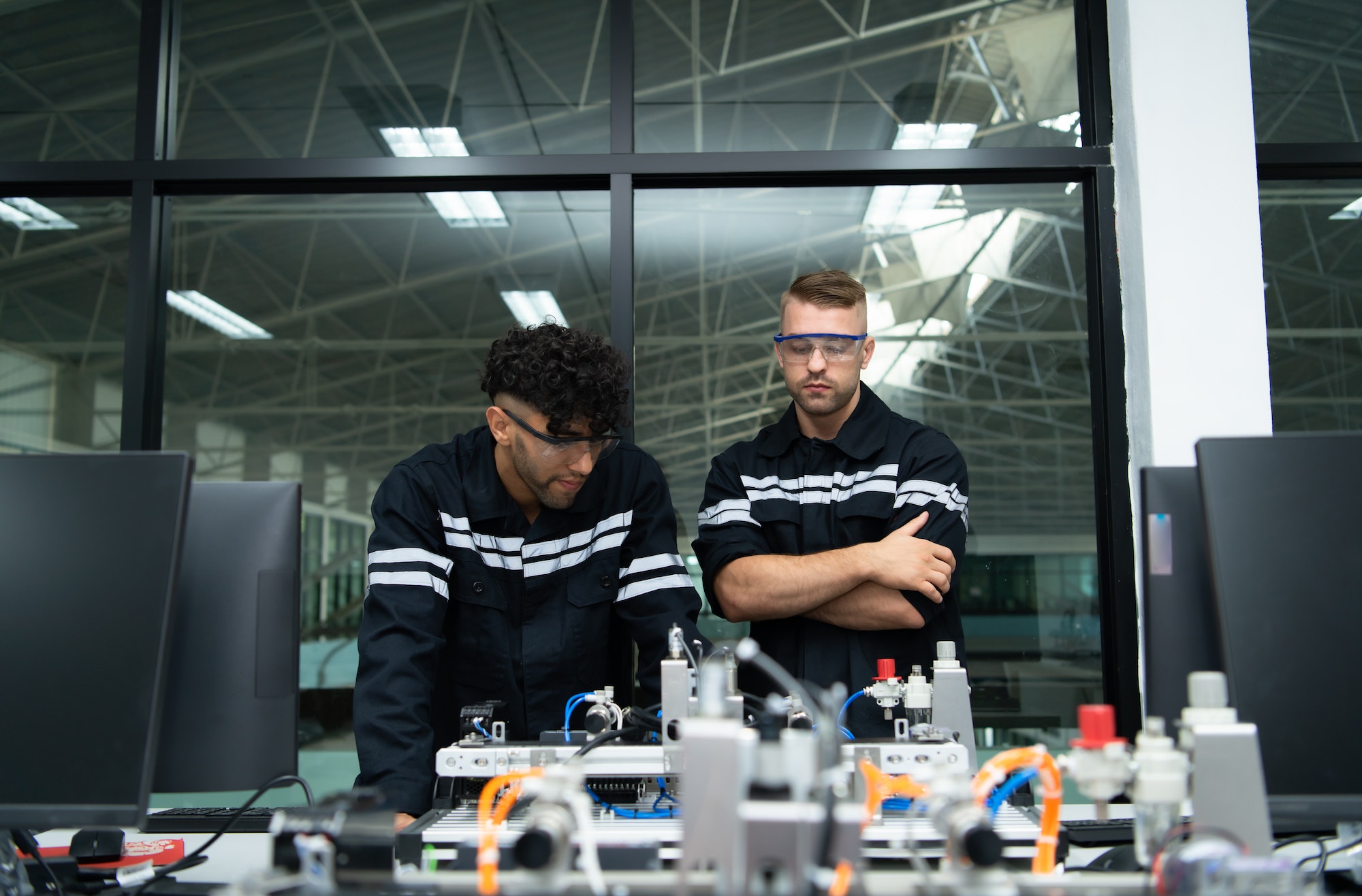 the-robotic-hand-technology-teacher-is-instructing-new-students-1.jpg the-robotic-hand-technology-teacher-is-instructing-new-students-1.jpg